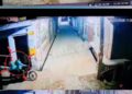 Etah (UP) mein ek aurat ne zabardast himmat dikhate hue din-dahaade bike par aaye do lutero ka muqabla kiya.