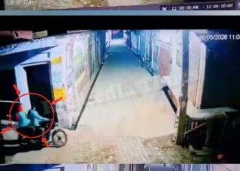 Etah (UP) mein ek aurat ne zabardast himmat dikhate hue din-dahaade bike par aaye do lutero ka muqabla kiya.