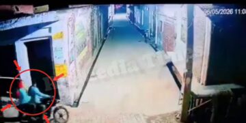 Etah (UP) mein ek aurat ne zabardast himmat dikhate hue din-dahaade bike par aaye do lutero ka muqabla kiya.