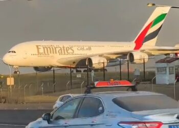 Fly Emirates landing waaoo