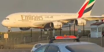 Fly Emirates landing waaoo
