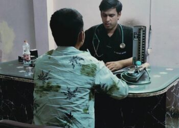 2 Bje raat ku jhad pe koun chadta neend ni aari to ??🥳🤡  #trending #viral #doctor #comedy #funny